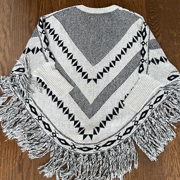 Wool Poncho with tassels size XS - Picture 2 of 6